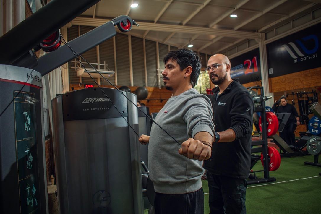 Sesión de entrenamiento kinésico dirigido en Evolve Talca